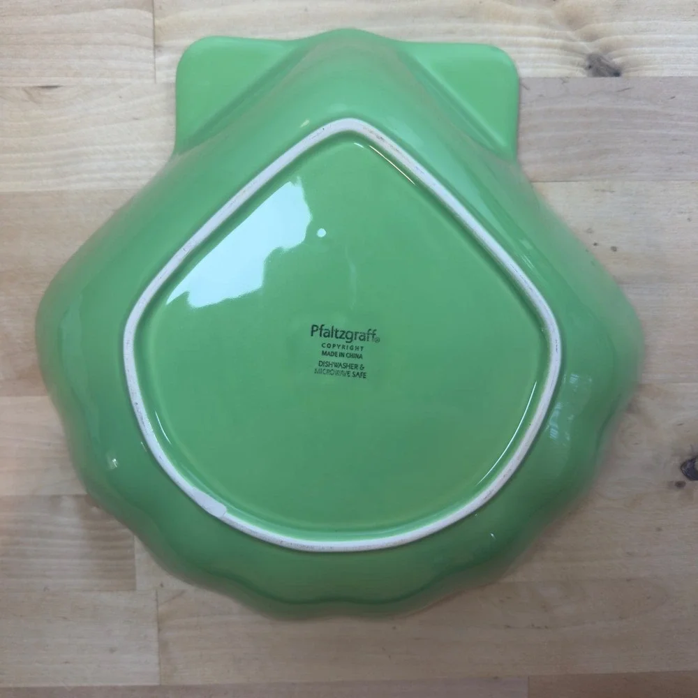 RARE Pfaltzgraff Green Seashell Ceramic Serving Bowl Coastal Beach Decor 10.5 In
